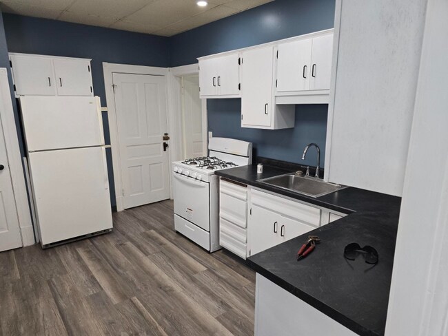 Kitchen - 2123 W 2nd St