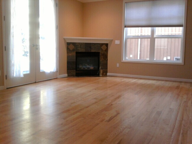 Building Photo - Discovery Park Townhouse