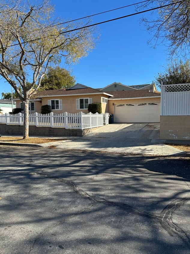 Primary Photo - CORNER LOT 3 BEDROOM/ 1 BATH HOUSE IN REDO...