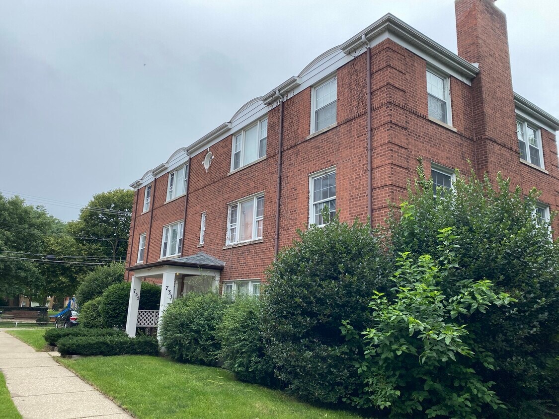 739 Dobson St Unit 2, Evanston, IL 60202 Condo for Rent in Evanston