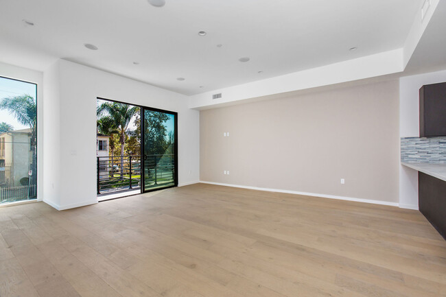 Building Photo - 2021 S Redondo Blvd