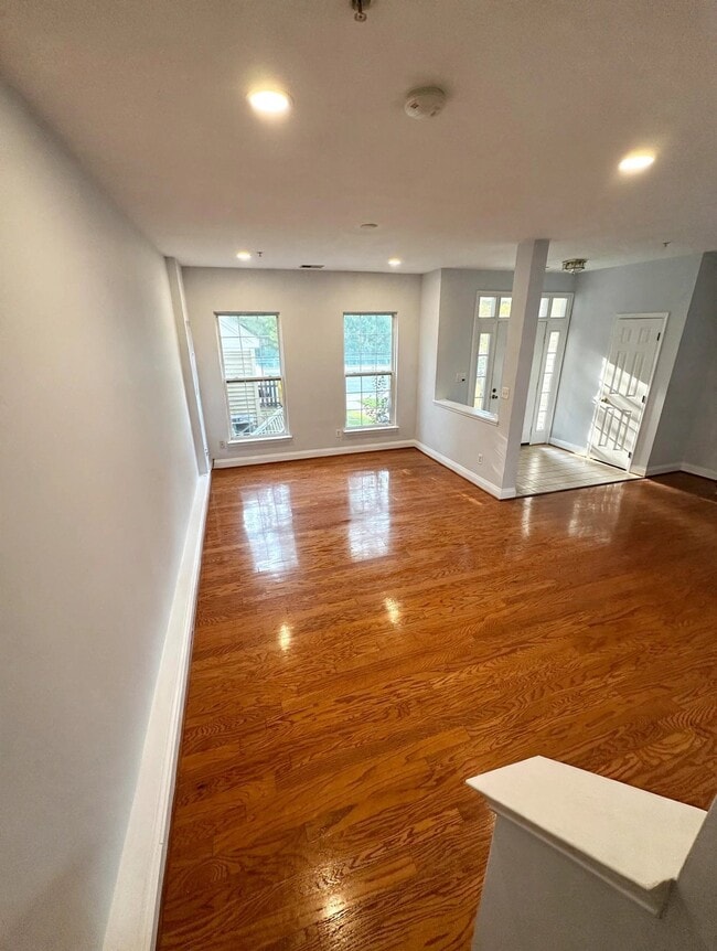Building Photo - 2749 Middle Neck Rd