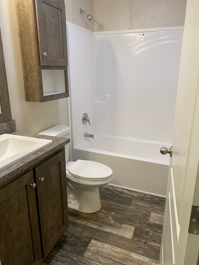 Foto del edificio - 19 Joymar Dr