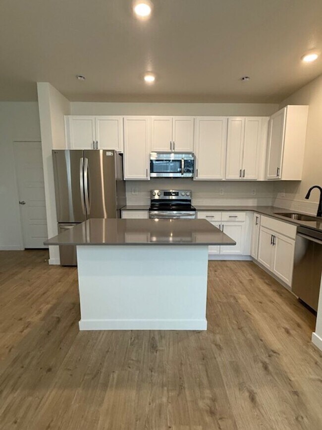 Building Photo - New 2 Bedroom Townhome + 2 Car Garage