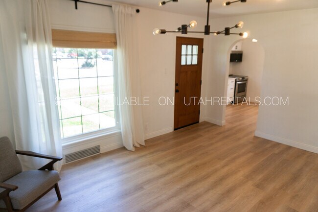 Building Photo - 590 200 S