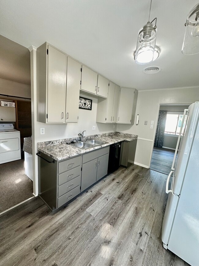 Building Photo - 1609 Richmond Rd NE