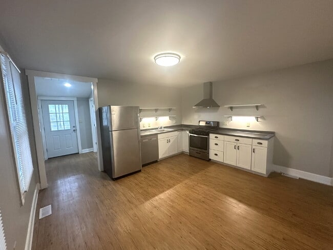 Building Photo - 2 Bedroom Duplex in Downtown Westminster