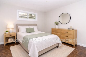 Building Photo - 1104 N Hawthorne St