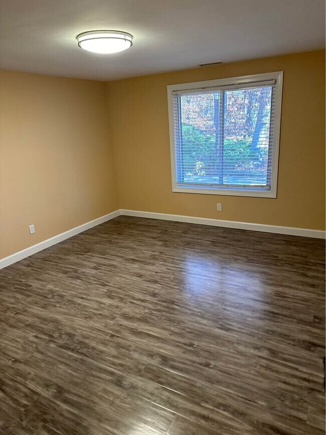 Building Photo - 12 Sagamore Hills Dr