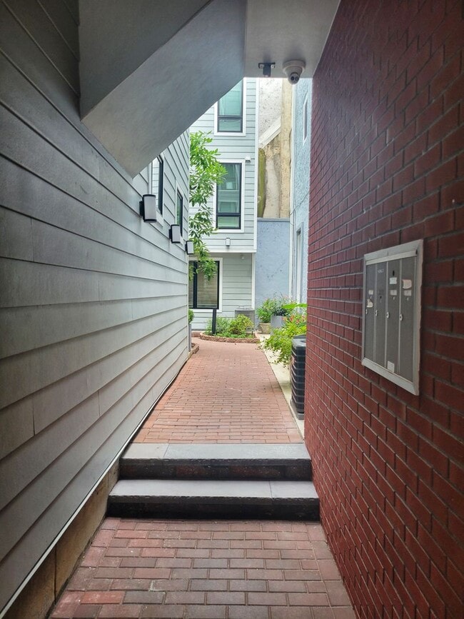 Building Photo - Exquisite Boutique Condo in the Heart of Q...