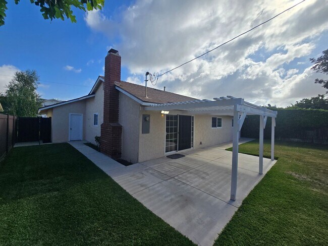 Foto del edificio - Beautiful 3 Bedroom 2 Bathroom Home In a P...