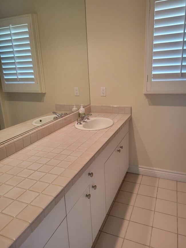 Building Photo - 3901 Stonebridge Ln