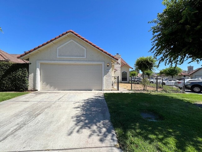 Building Photo - 3BD/2BA Home w/ Bonus Room - Available Now!