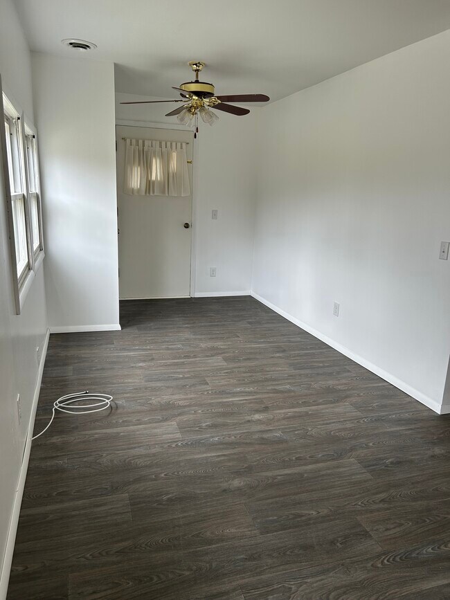 Sala de estar - 4629 Cemetary Rd