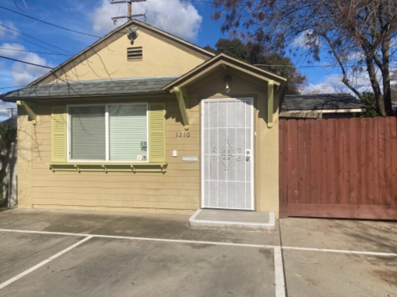 Primary Photo - 1210 W Kaweah Ave