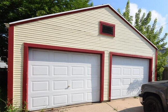 Building Photo - Spacious 3 Bedroom Lower