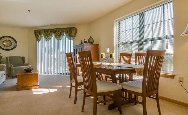 Living Room - Manor Pointe - Senior Independent Living