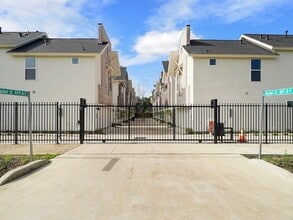 Building Photo - 881 Rachel St