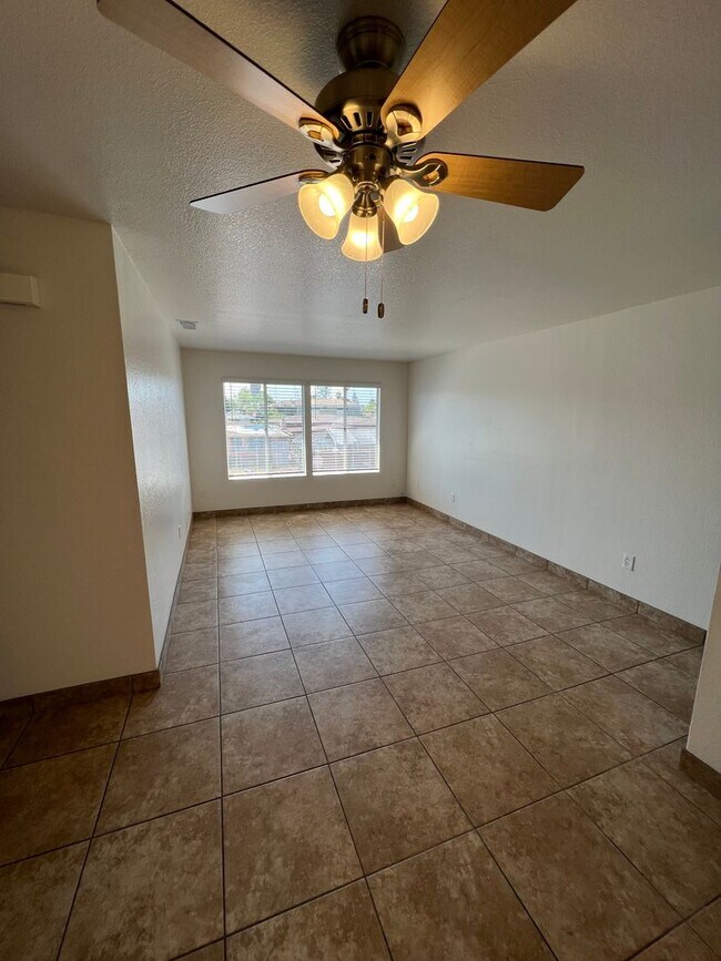 Building Photo - Move in Special!! $1000 off 1st Month's Rent!!