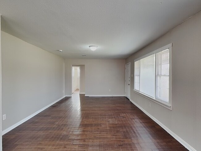 Foto del edificio - 3758 Denton Hwy