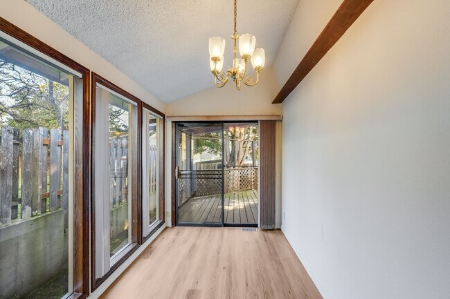 Building Photo - Beautiful 3 bed, 2 bath rental home in Milwaukie!