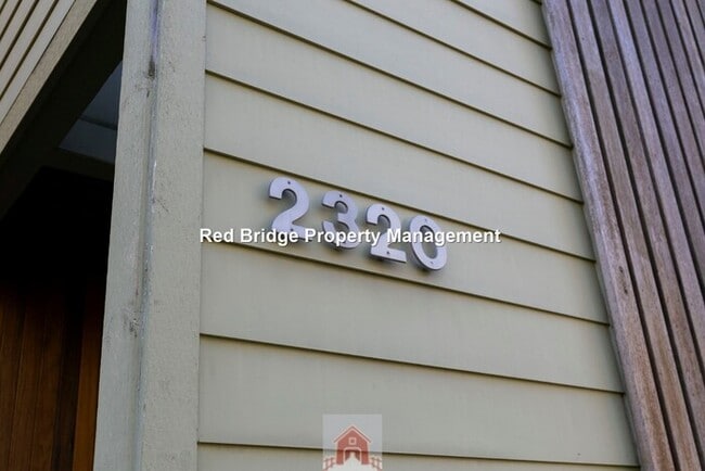 Building Photo - Modern 2-beroom Townhome in Portland's Buc...