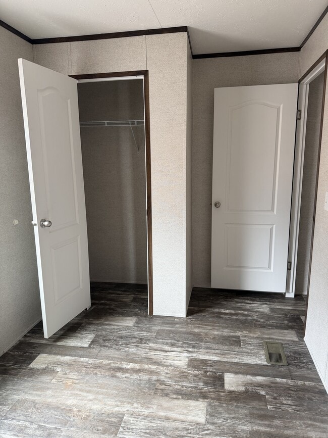 Building Photo - 404 Parker St