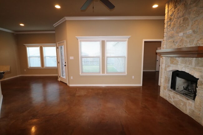 Foto del edificio - 4  Bedroom Single Famly Home -  Available ...