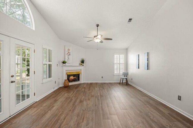 Foto del edificio - 5278 St Ives Ln