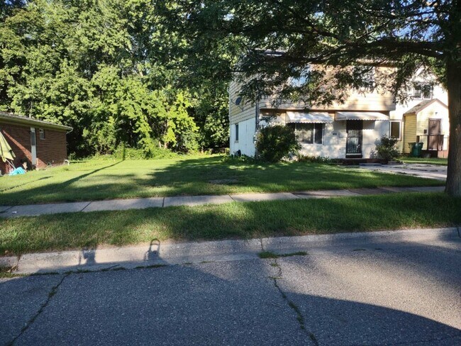 Building Photo - 604 S Hayford Ave