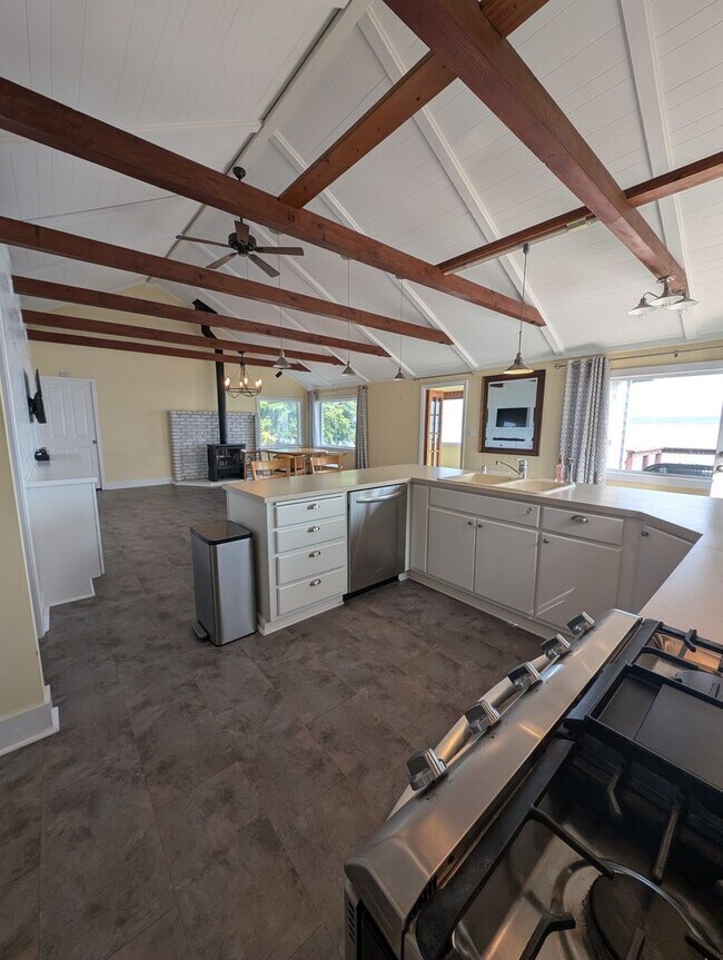 Foto del edificio - A Storybook Dream in Kingston, Available Now! Lowbank Waterfront, Beach Access, Panoramic Views &...