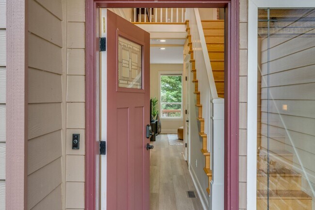 Building Photo - Stunning, spacious 4-bdrm/4-bath in Tigard. Fireplace, massive decks, next to nature