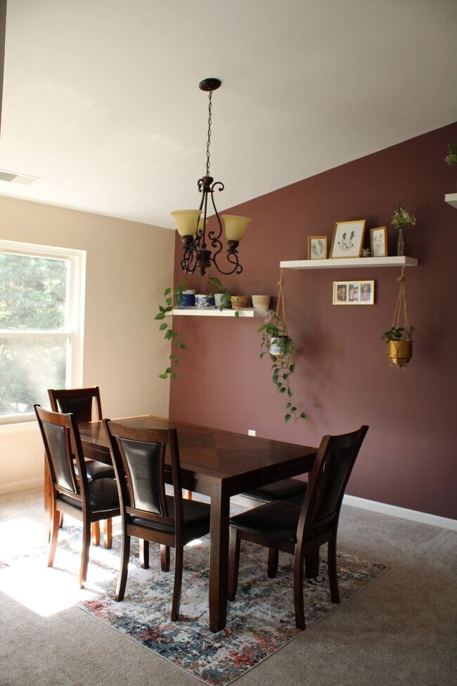 Building Photo - Charming 2 Bedroom/1 Bathroom Condo in Hal...