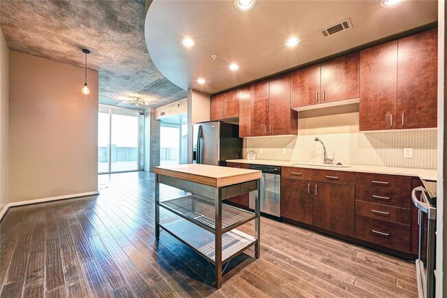 Building Photo - 5925 Almeda Rd