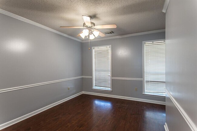 Building Photo - 2214 Oak Hollow Ln