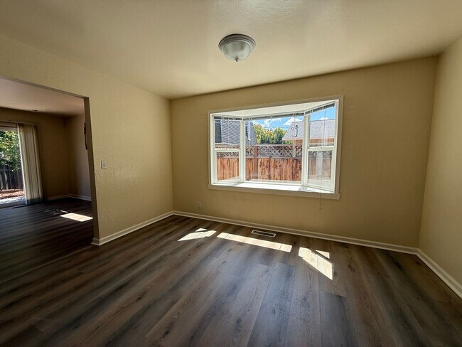 Building Photo - 1420 Primrose Way