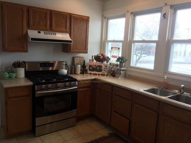 Building Photo - LARGE DOWNTOWN HOME WITH LARGER THAN AVERA...
