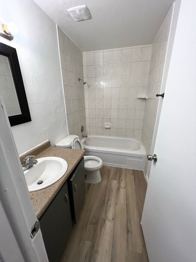 Building Photo - 2517 S Lakecrest Dr