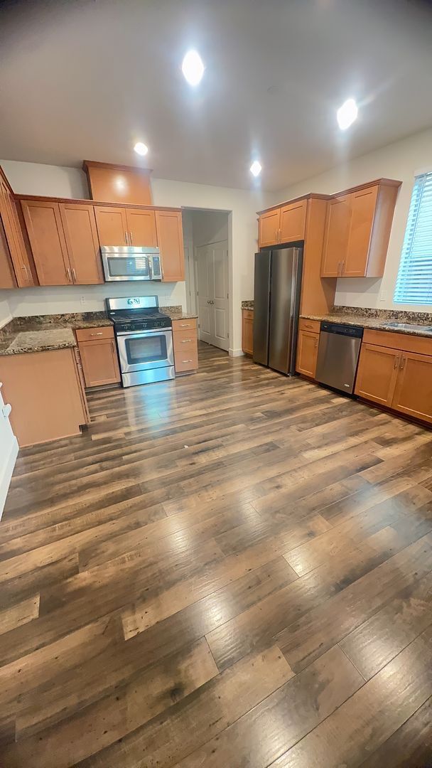 Foto del edificio - Beautiful spacious 3 bedroom 2/5 bathroom home.