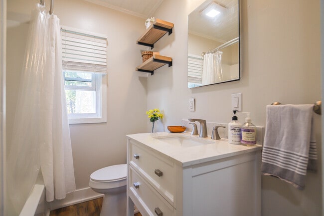 Building Photo - 504 Saint John St