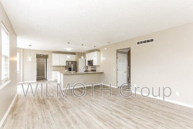 Building Photo - 344 W Columbine Ln