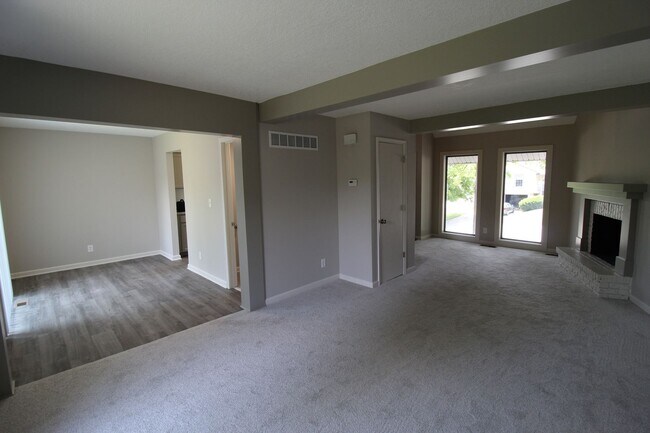 Foto del edificio - Updated 2 BEDROOM 1.5 BATH DUPLEX