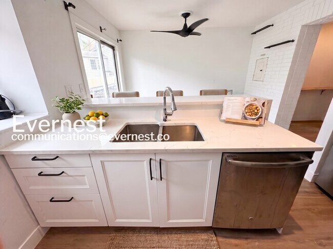 Foto del edificio - 9694 W Chatfield Ave