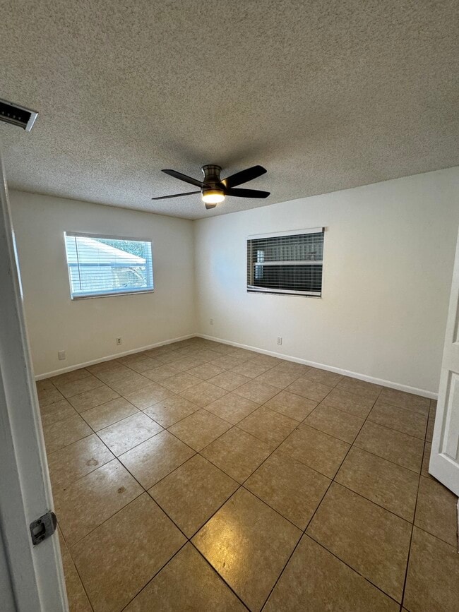 Building Photo - 908 NW 10th Ave
