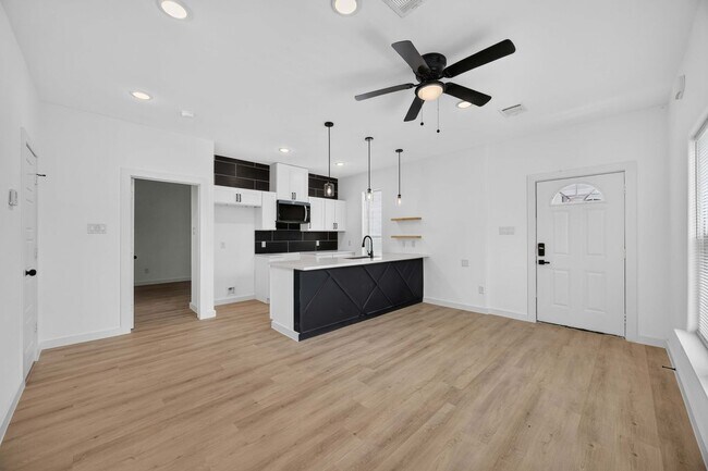 Foto del edificio - 8208 Sterlingshire St