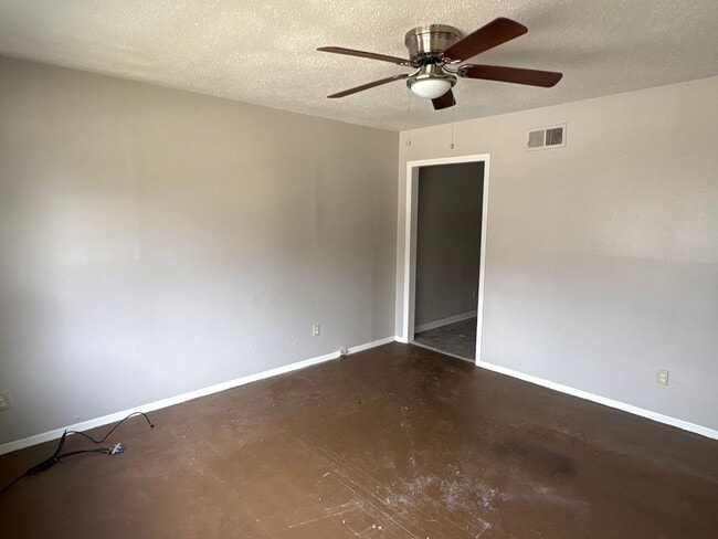 Building Photo - Freshly Renovated 2-bedroom 1 bath duplex
