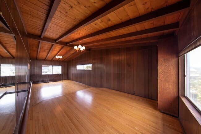 Foto del edificio - 4BR + Large Loft, 2BA, 2-Story House in Sa...