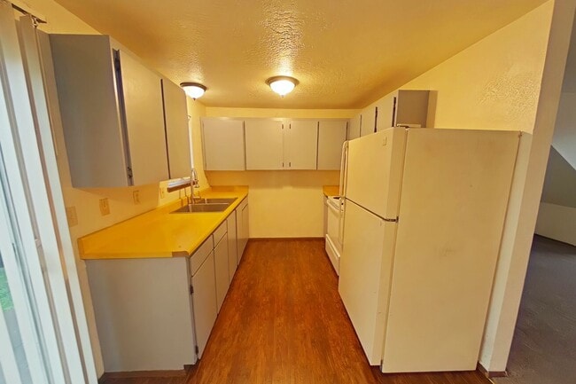 Building Photo - 2 Bedroom Townhouse ~ Close to Downtown