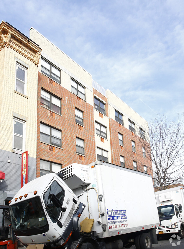 Foto del edificio - 1349 Gates Ave