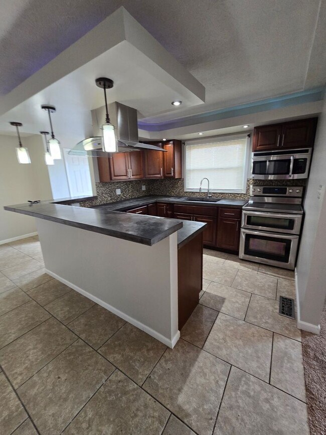 Building Photo - Southport Three Bedroom Home Near US 31 & Stop 12 Rd